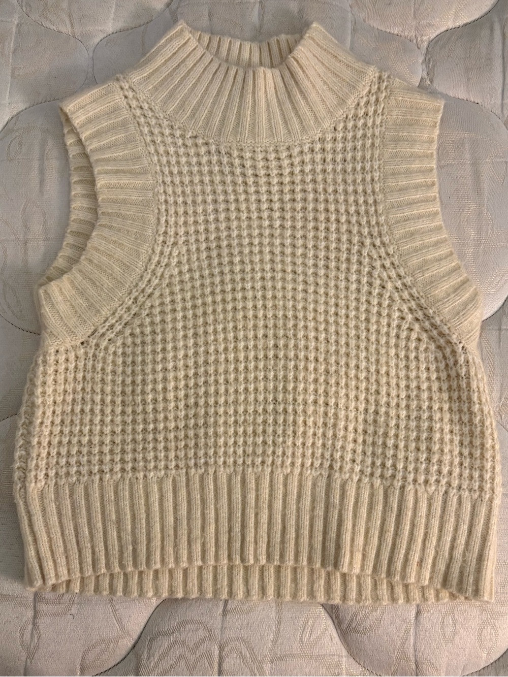 Jessica Simpson Cream Sleeveless Knit Turtleneck Vest